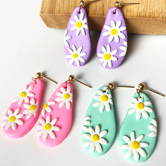 Pendientes de arcilla violeta claro: color helado pastel con diseño de margaritas