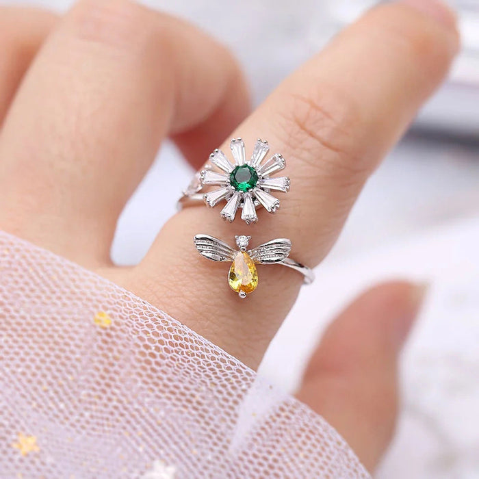 Anillo de girasol con diseño abierto de margaritas pequeñas y abejas