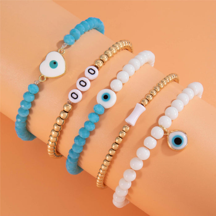 Juego de pulseras de cuentas de colores con dijes de letras y ojo malvado: cinco piezas