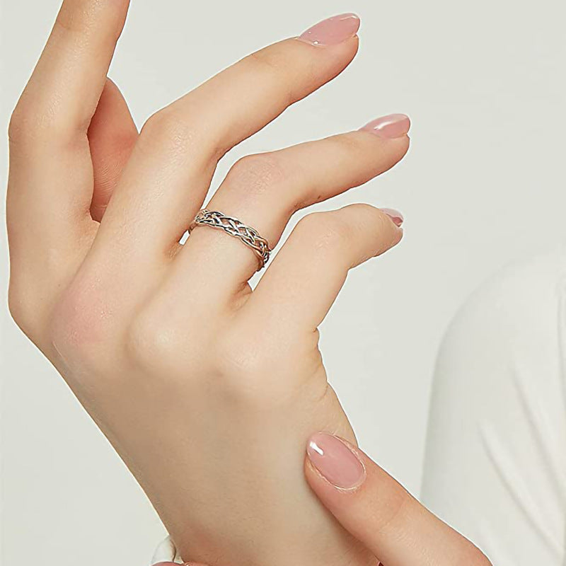 El anillo con forma de corazón de diamantes es lindo y romántico.