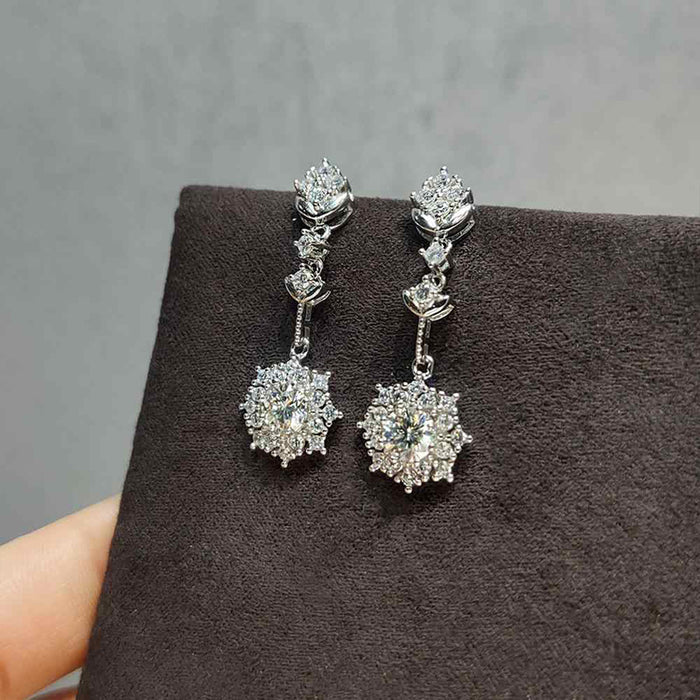 Pendientes largos con borlas y diamantes redondos y flores