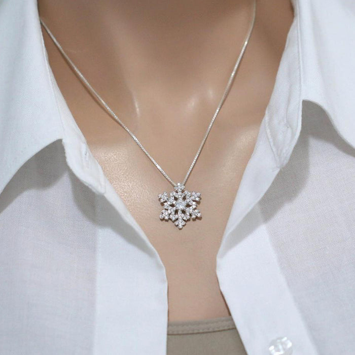 Exquisite zircon snowflake pendant necklace, Christmas gift