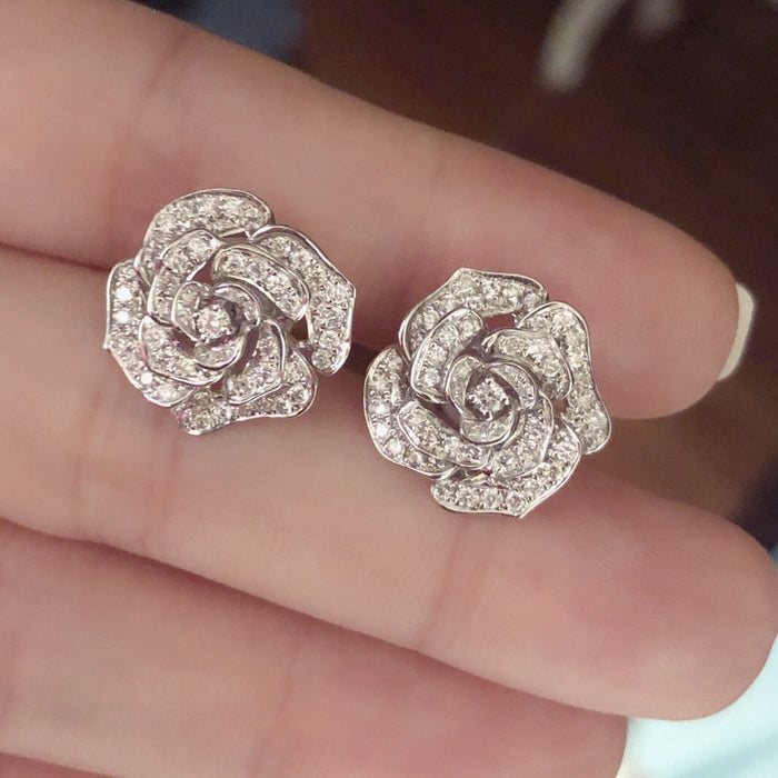 Pendientes de circonitas huecas con forma de camelia