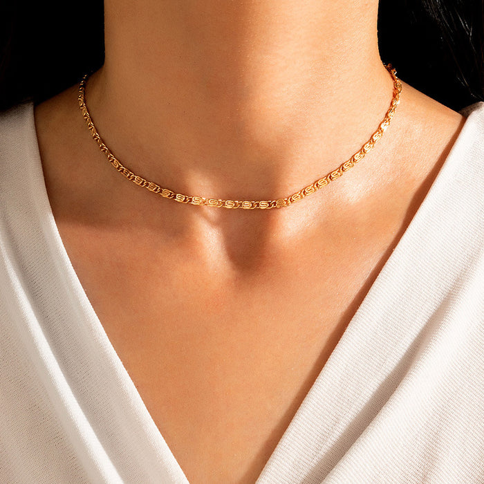 Gold Pattern Pendant Necklace with Geometric Simple Choker Design