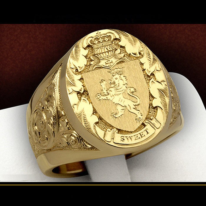 Anillo con emblema de escudo de león y corona