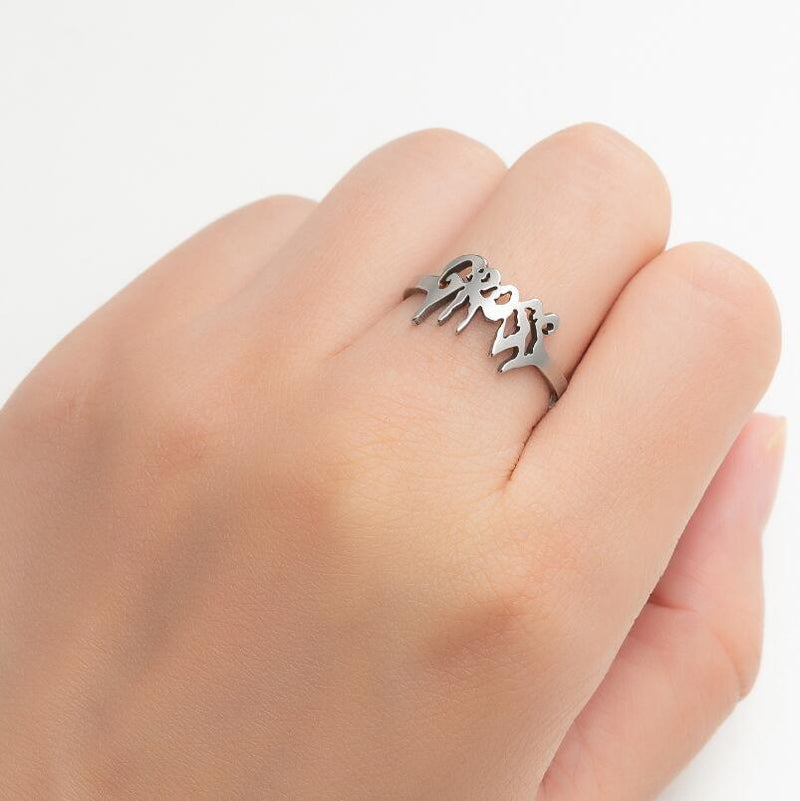 Anillo de acero inoxidable simple europeo y americano, anillo de letra retro gótica al por mayor