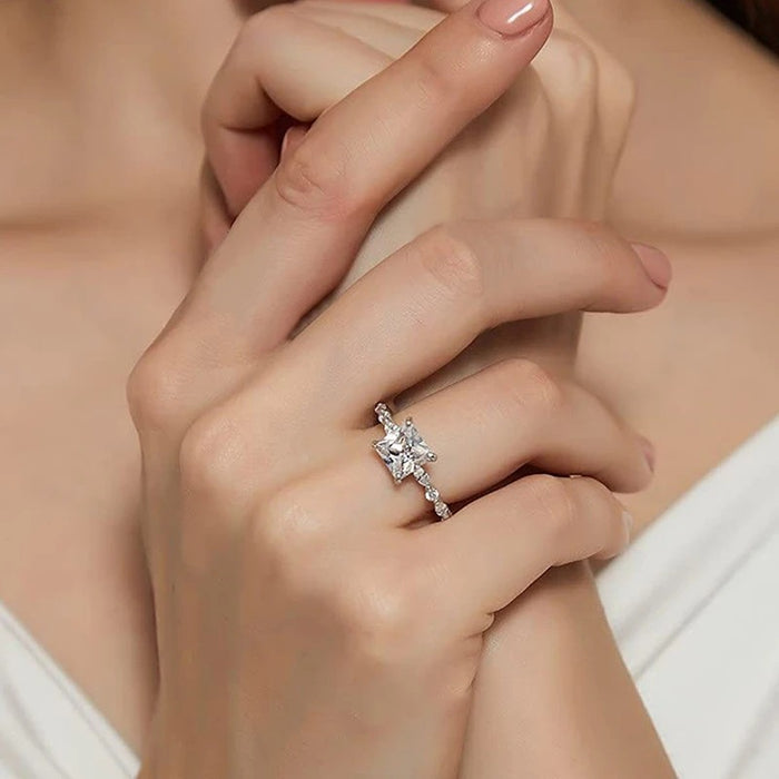 Anillo de compromiso con propuesta de diseño super llamativo de circonita para mujer