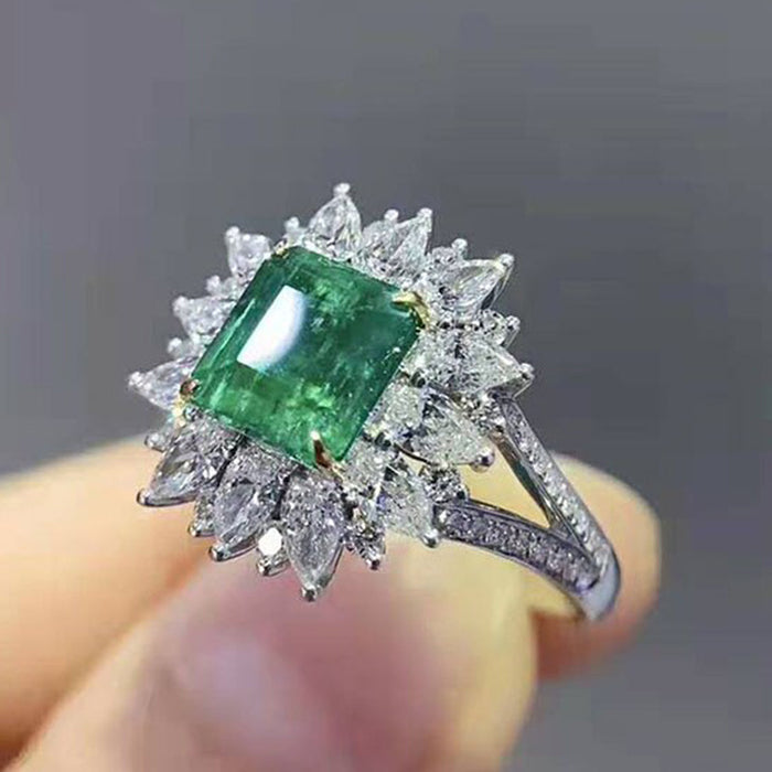 Anillo de lujo con circón esmeralda cuadrado y incrustaciones de diamantes