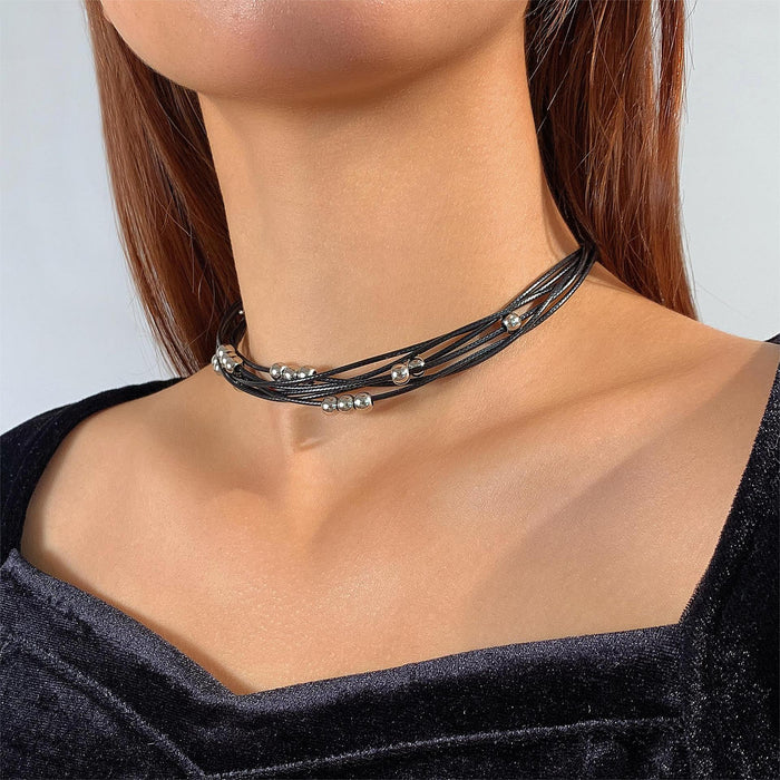 Collar de múltiples capas con cuentas y cuerda negra de estilo gótico