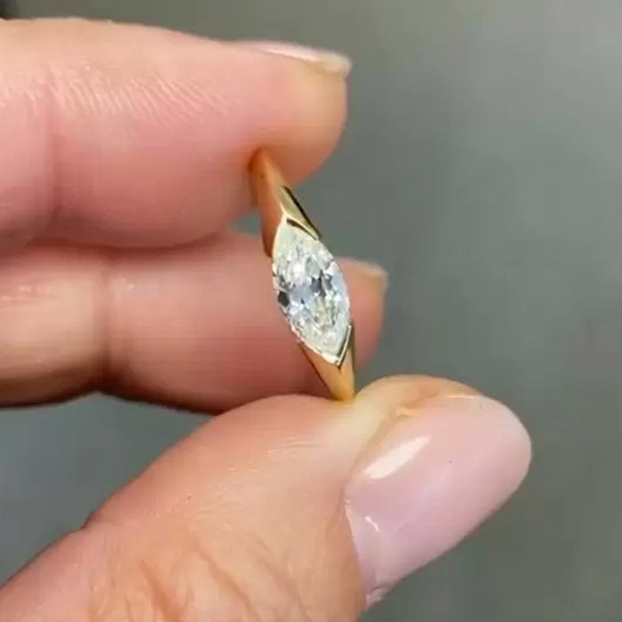 Anillo sencillo de circonitas en forma de marquesa