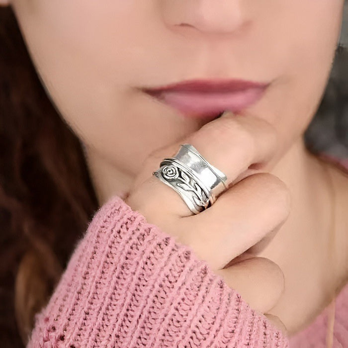 Anillo vintage de rosa de versión ancha para el dedo índice de mujer.