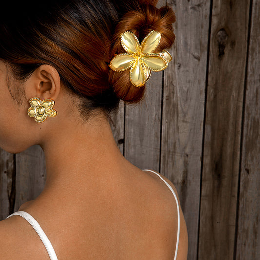 Juego de pendientes y pinzas para el pelo de aleación ecológica con flores doradas: joyería de flores de cinco pétalos para mujer