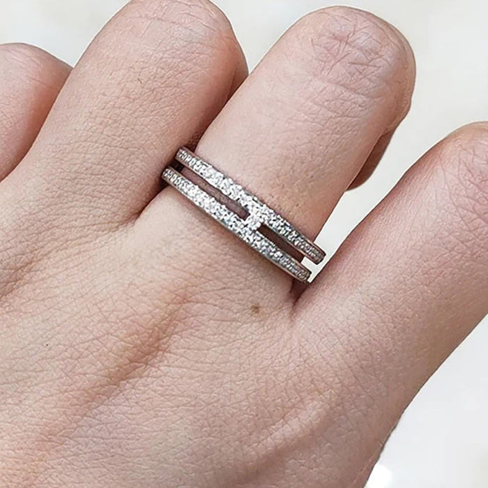 Anillo de pareja con diseño de doble capa y circonitas estrelladas