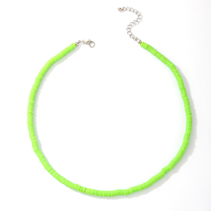 Collar de cuentas de arcilla suave de color verde con cuentas redondas de colores y diseño simple