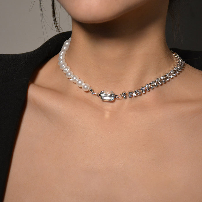 Trendy Chain Necklace - Sparkling Rhinestone Design with a Fashionable Touch