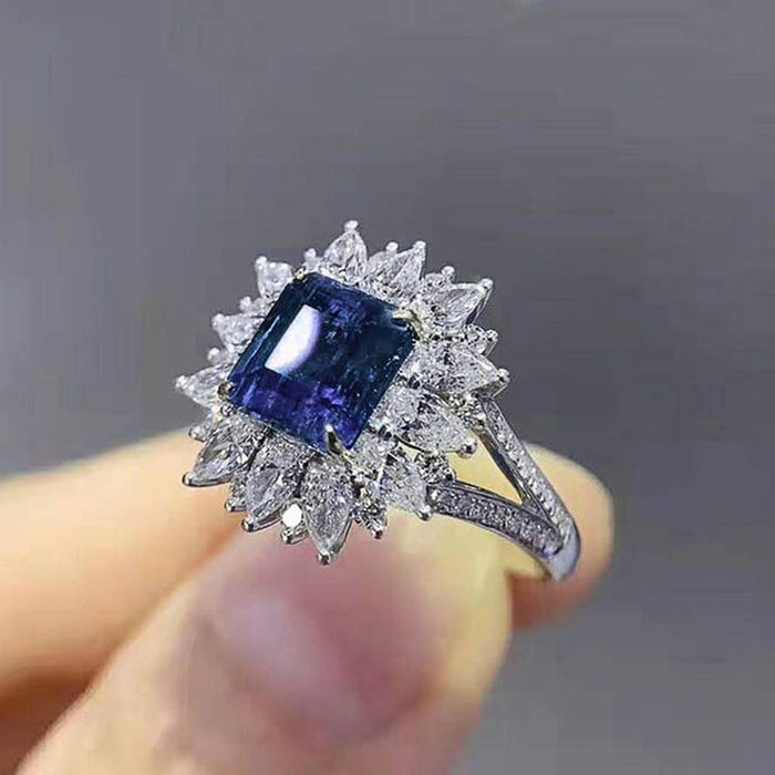 Anillo de lujo con circón esmeralda cuadrado y incrustaciones de diamantes