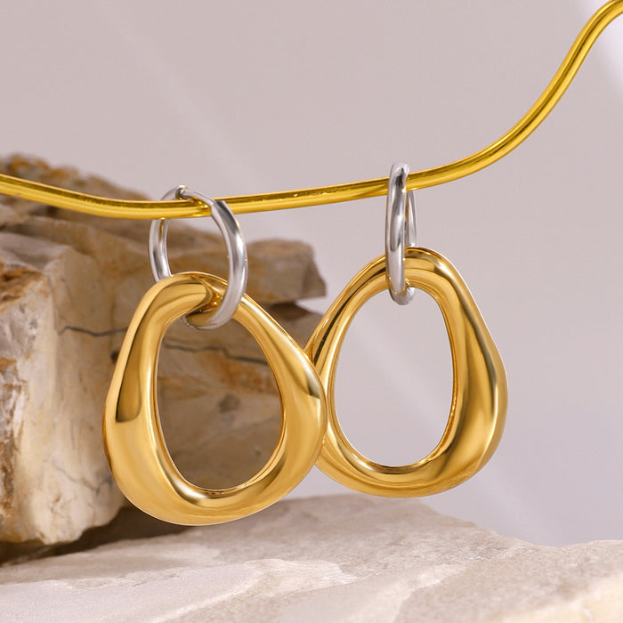 Pendientes geométricos en contraste de oro y plata, estilo frío y diseño sencillo