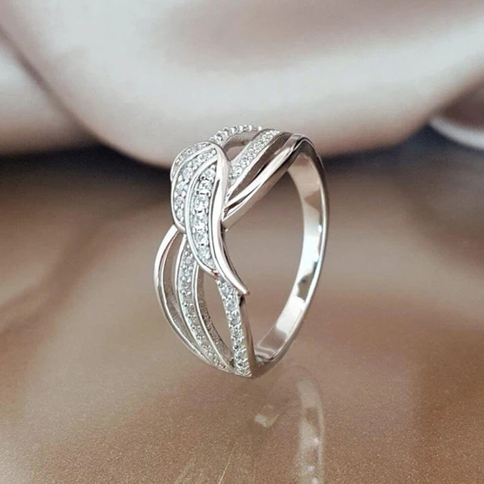 Exquisito anillo en forma de ala con circonita, anillo versátil para mujer.