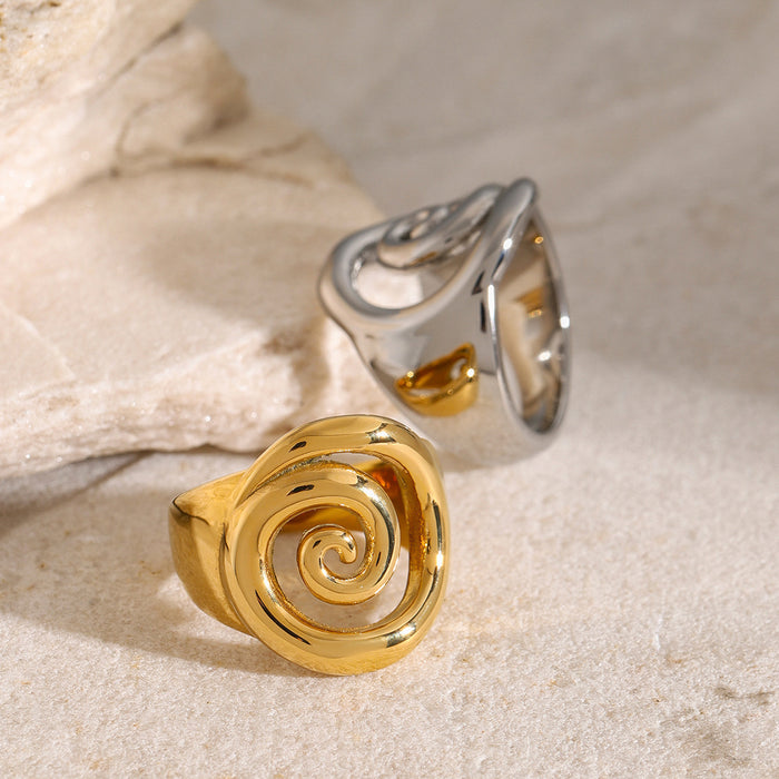 Anillo de acero inoxidable con textura martillada en forma de corazón en oro de 18 quilates: estilo minimalista