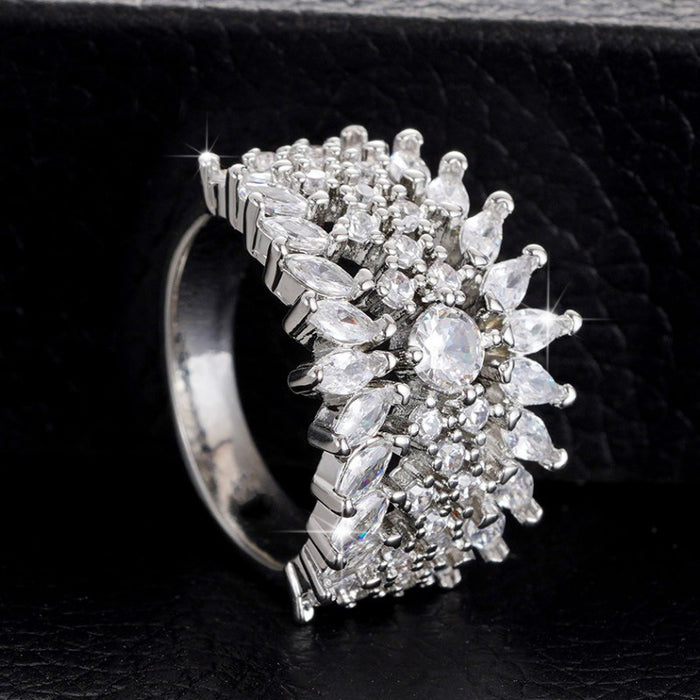 Leaf-shaped inlaid marquise zircon ring, exaggerated personality ring for the middle finger