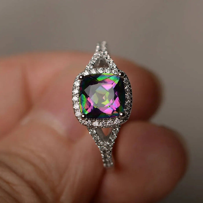 Anillo de lágrima elegante y de moda adecuado para todas las ocasiones.