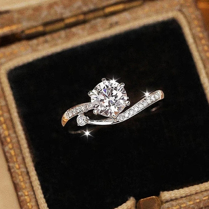 Women's elegant and exquisite zircon engagement ring