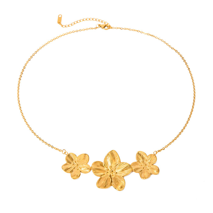 Collar de tres flores de acero inoxidable bañado en oro de 18 quilates: elegante joyería de acero y titanio de estilo francés