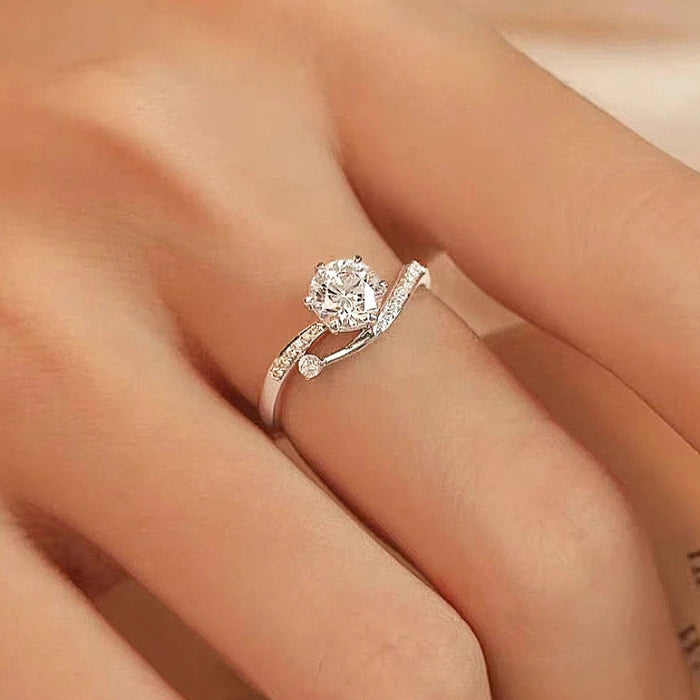 Women's elegant and exquisite zircon engagement ring