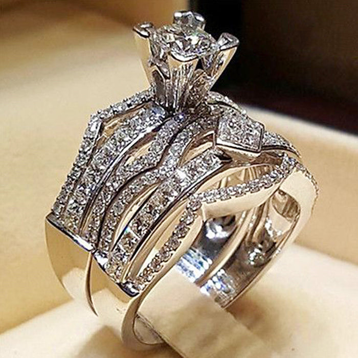 Anillo de compromiso con ocho corazones y ocho flechas de diamantes y circonitas engastadas en estilo europeo y americano.