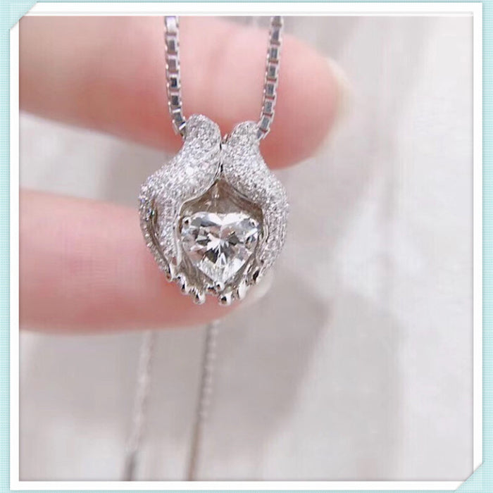 Dulce diseño de collar de mujer con circonitas sosteniendo un corazón.