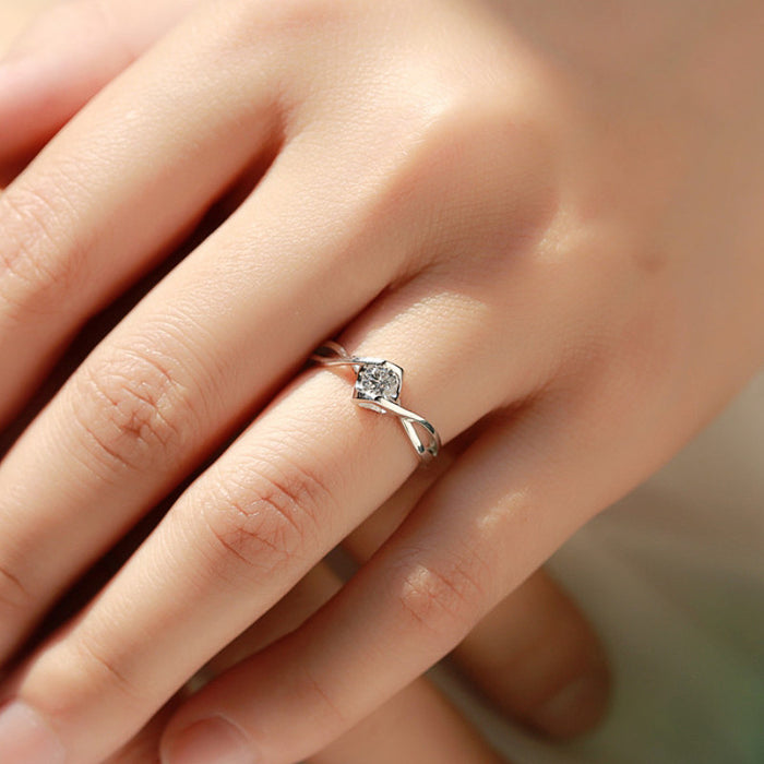 Anillo de mujer con circonitas incrustadas geométricas