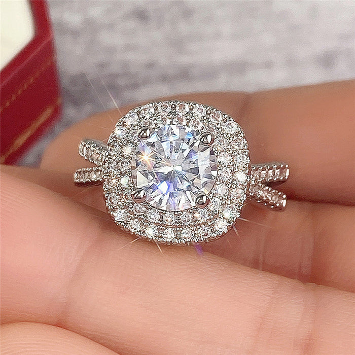 Anillo de diamantes redondos simulados con ocho corazones y ocho flechas y microincrustaciones de diamantes