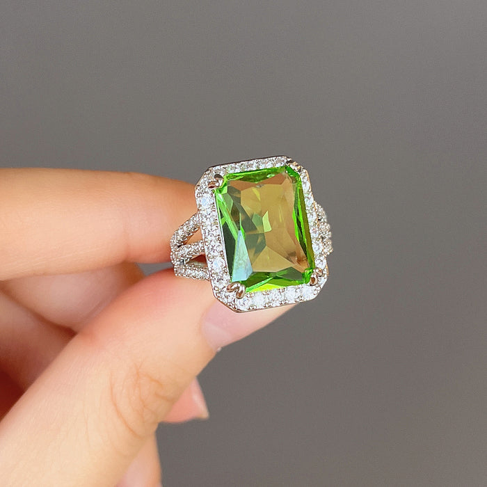 Anillo de compromiso de estilo europeo y americano con diamantes y circonitas cuadradas de princesa verde oliva