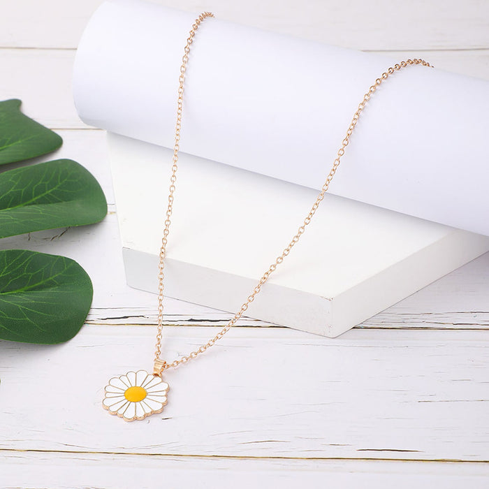 White Daisy Drop Oil Necklace with Fresh Floral Single Layer Design