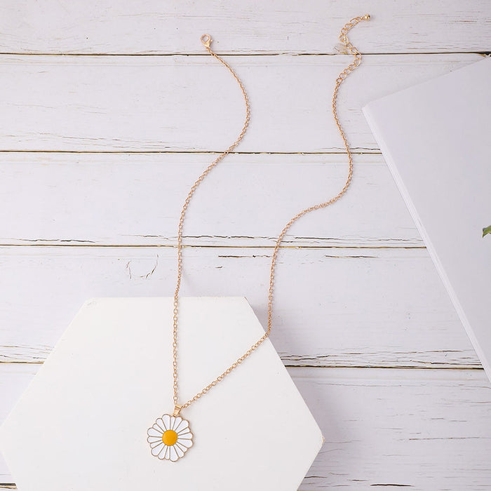 White Daisy Drop Oil Necklace with Fresh Floral Single Layer Design