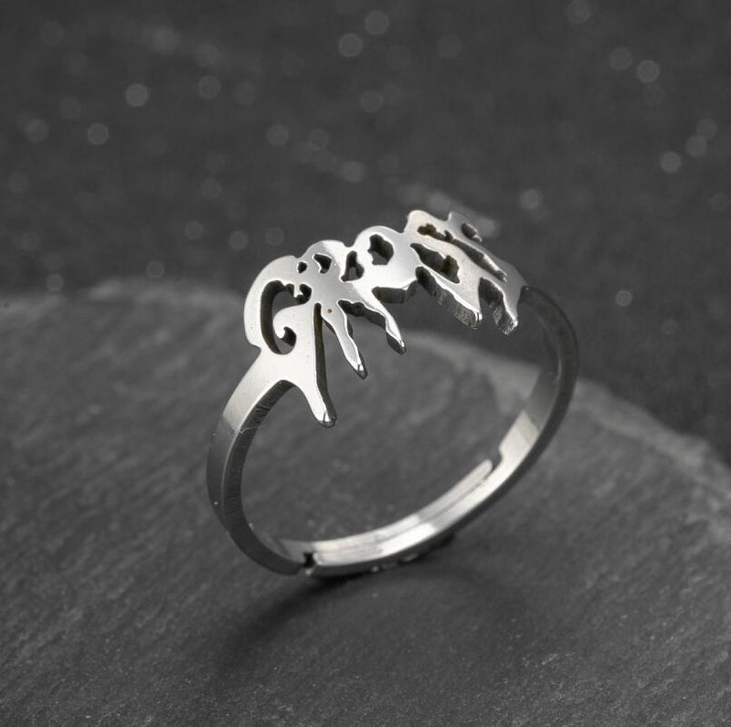 Anillo de acero inoxidable simple europeo y americano, anillo de letra retro gótica al por mayor