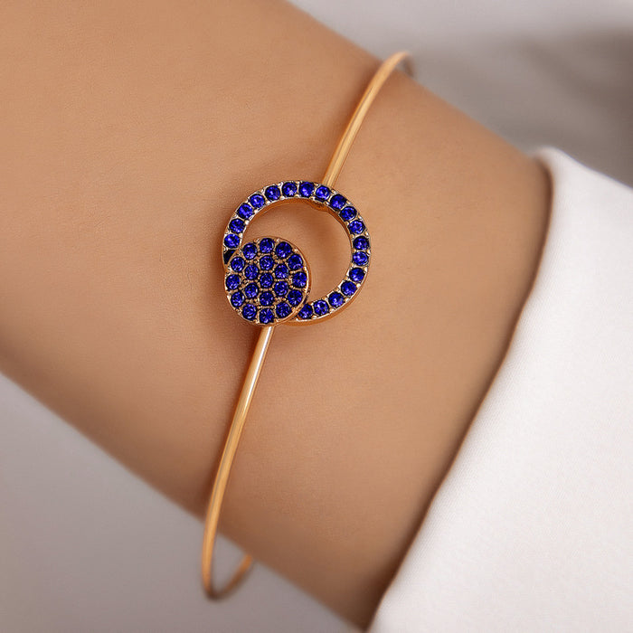 Pulsera de una sola capa con incrustaciones circulares y diseño de formas geométricas