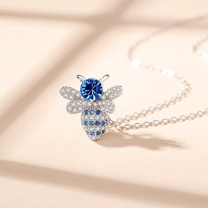 Collar con colgante de circonita azul marino con abejita creativa