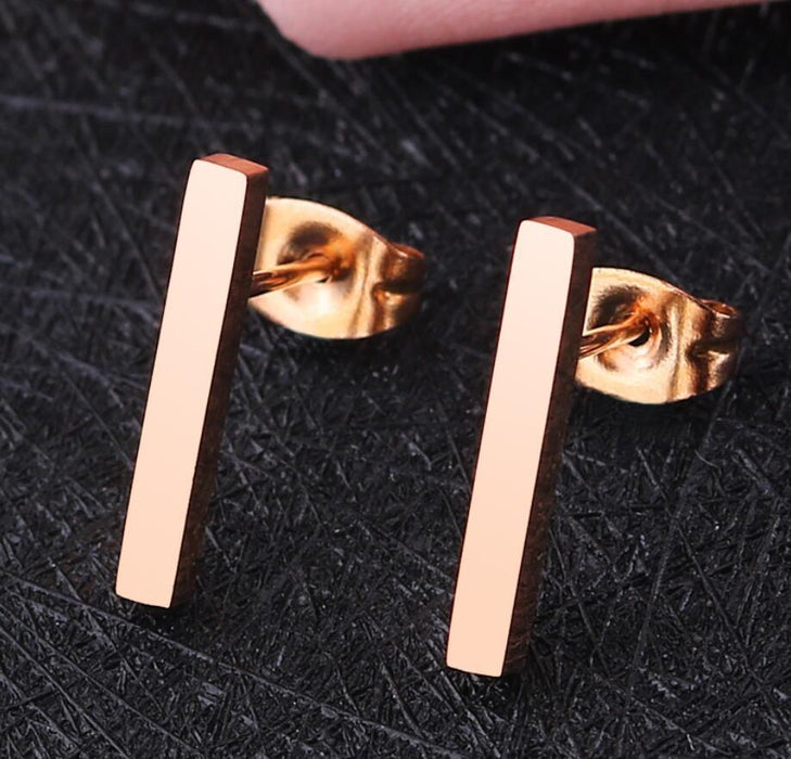 Pendientes de acero inoxidable con forma de mini estrella y luna: delicadas y elegantes joyas bañadas en oro de 18 quilates