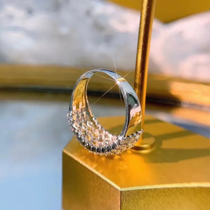 Elegante anillo femenino que combina lo clásico y lo moderno.