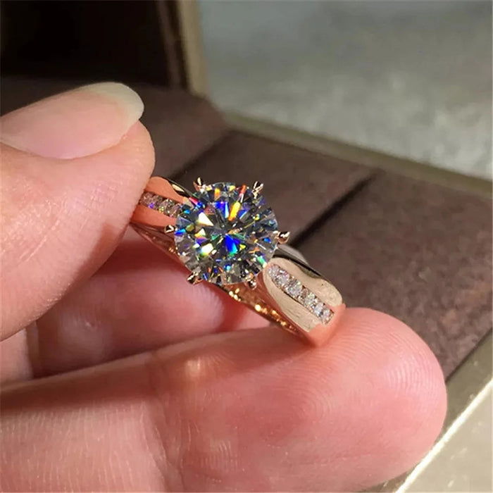 Anillo único brillante con incrustaciones de circonitas.