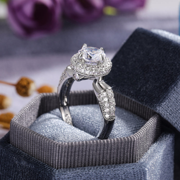 Anillo femenino de moda con diamantes redondos y circonitas nobles para bodas