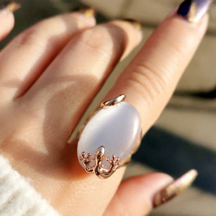 Anillo de imitación de jade hetiano con forma de lagarto y piedra lunar retro exagerada para mujer