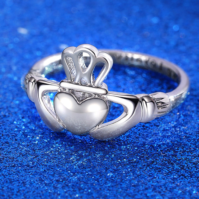 Anillo de metal de moda con letras inglesas y mano hueca que sostiene el amor