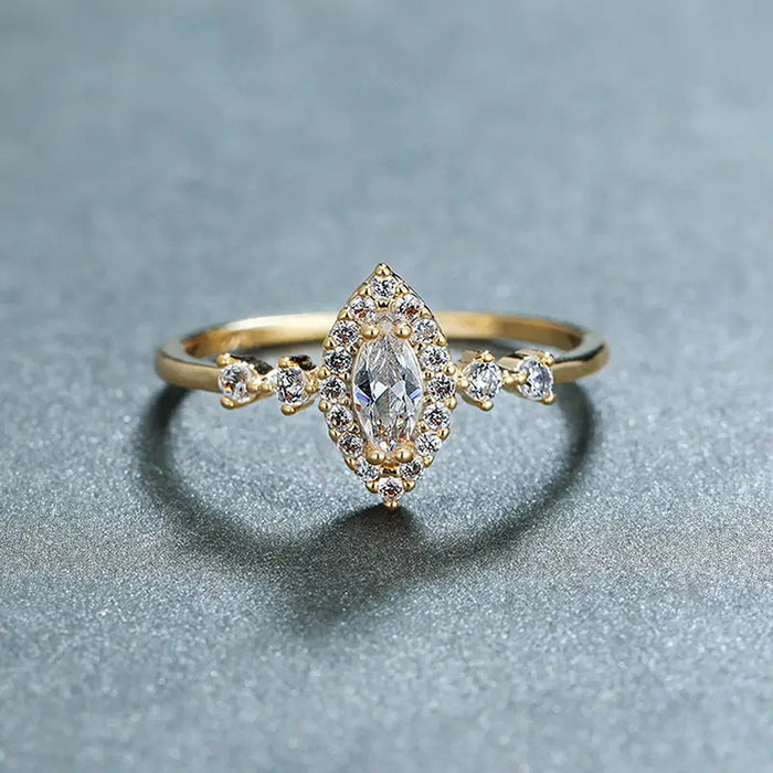 Anillo estilo corte francés con diseño de diamantes.