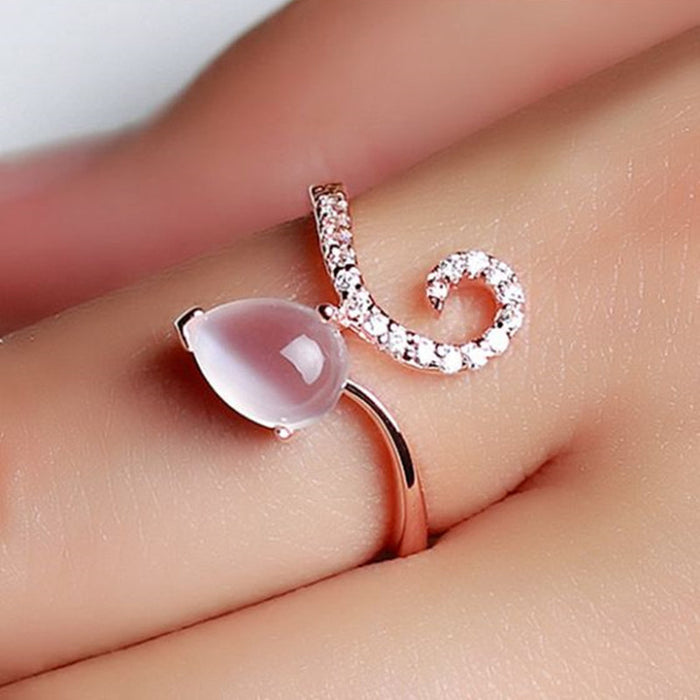 Lindo anillo de gato con dulce forma de lágrima