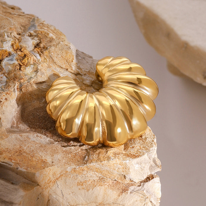 Broche de croissant gordo de acero inoxidable bañado en oro de 18 quilates adecuado para prendas de otoño e invierno.