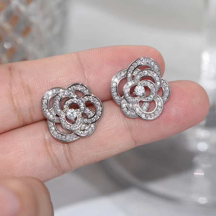 Conjunto de joyas de anillo y pendientes con camelia brillante