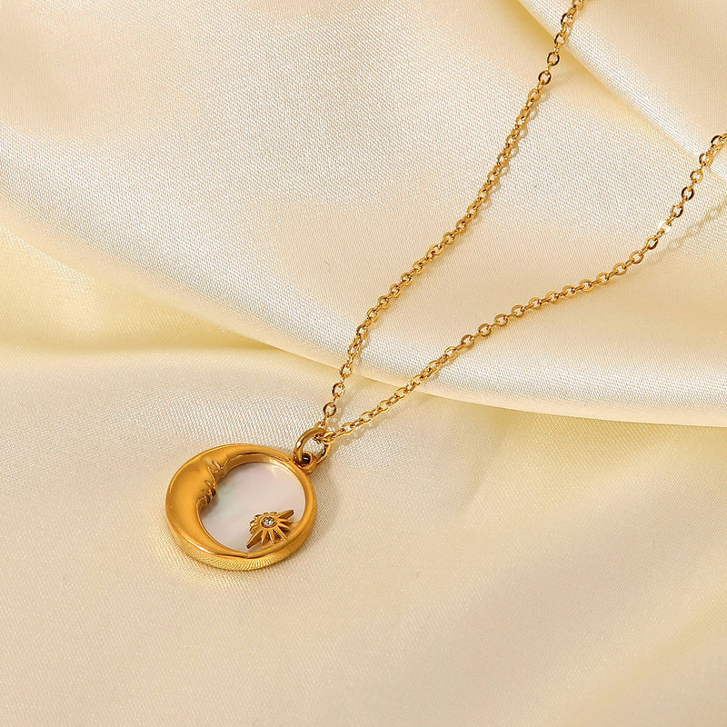 Collar de acero de titanio bañado en oro de 18 quilates de estilo francés: colgante de estrella y luna de nácar