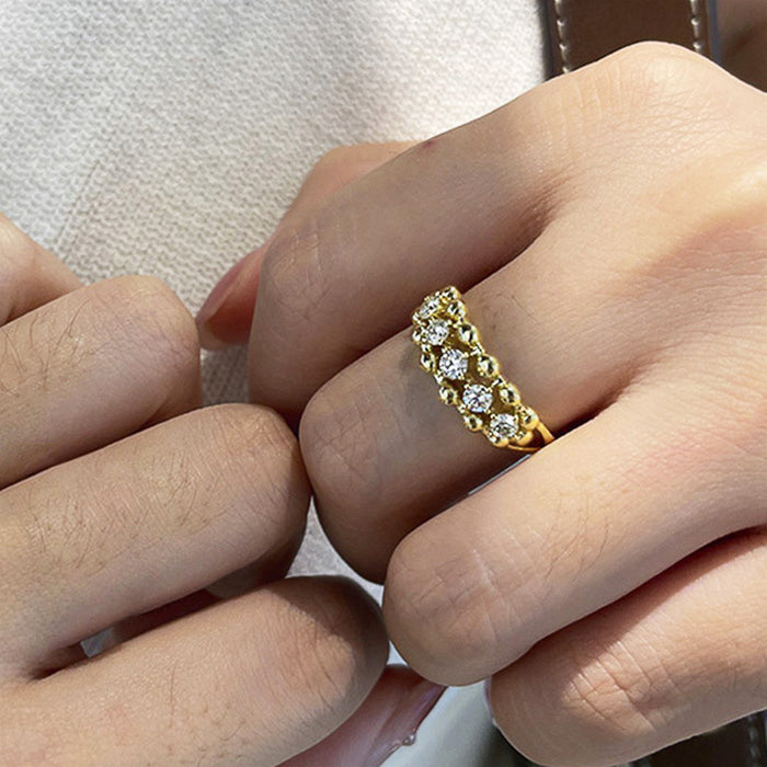 Anillo de mujer con circonitas de diseño redondo